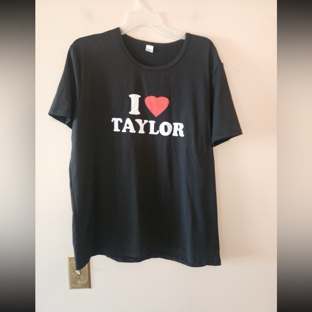 I love Taylor swift black t shirt size womens xl